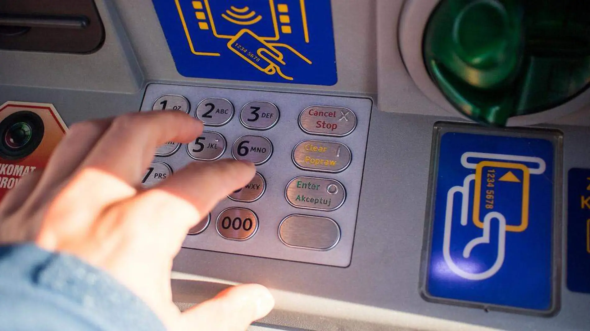 Seguro te ha pasado o conoces a alguien a que, tras realizar un movimiento en un cajero automático (ATM), le fue retenida la tarjeta bancaria